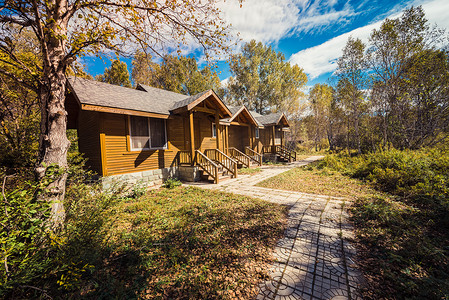 草地美景木屋小屋摄影图