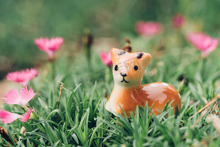 花草和可爱玩偶小鹿摄影图