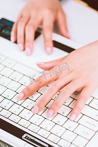 女性打字手势摄影图