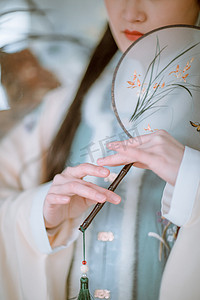 中式对角花纹摄影照片_拿扇子的汉服姑娘