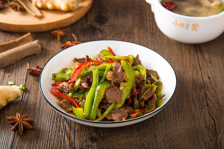 餐饮摄影照片_中餐青椒炒肉片摄影图