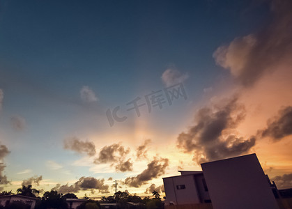 天空粉色摄影照片_澳洲秋天粉色晚霞自然风景摄影图