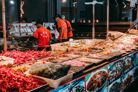 美食地摊经济摄影照片_麻辣海鲜汇摄影图