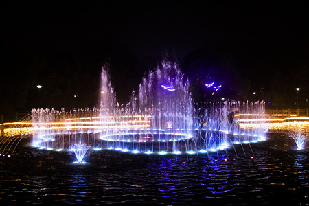 湖边摄影照片_蓝色喷泉水池摄影图