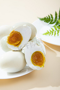 中华特色美食摄影照片_美食咸鸭蛋零食小吃摄影图