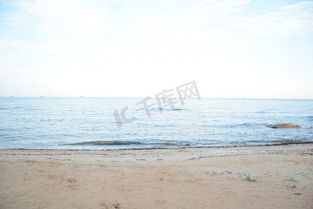 米黄色自然风景摄影照片_沙滩潮水自然风景摄影图