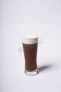 玻璃杯鲜奶咖啡饮品摄影图
