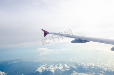 飞机流动航道飞行摄影照片_飞机机翼摄影图