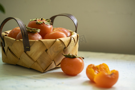 小篮子柿子摄影图