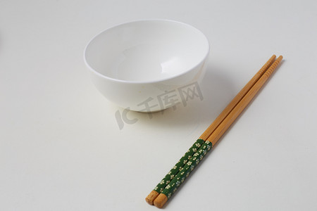 筷子夹虾卡通摄影照片_餐具碗筷子摄影图