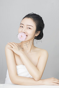 促销主图618摄影照片_嘴巴含着花朵的女人