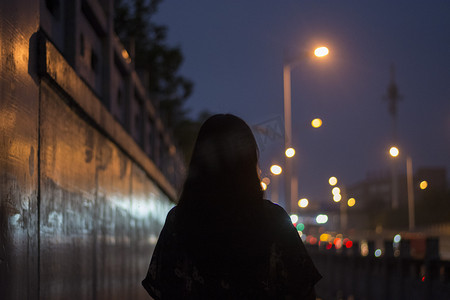 动漫女生人物摄影照片_都市夜晚女生背影