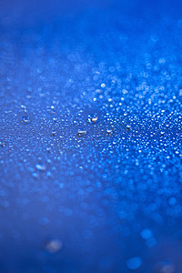 天平座透明摄影照片_蓝色主题水珠清晰背景竖版