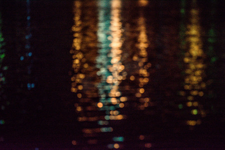 月亮在河里的倒影摄影照片_水面的灯光倒影素材