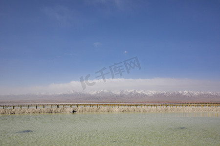 山水远山摄影照片_青海湖风景摄影图