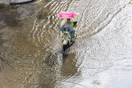 雨水电瓶车摄影图