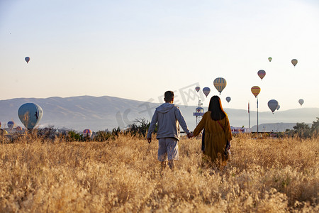 土耳其番红花城摄影照片_景区里看热气球游人摄影图