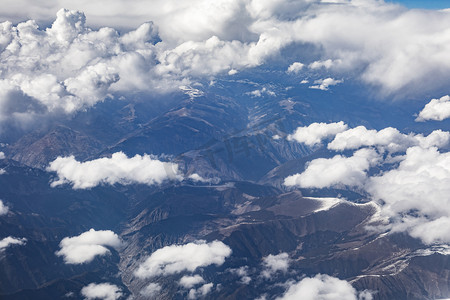 俯瞰大地摄影照片_俯瞰大地山峰摄影图