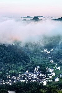 山峰云海摄影照片_村庄云海摄影图