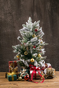 礼盒摄影照片_圣诞树实拍摄影图