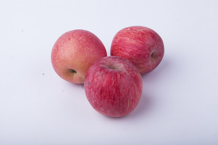 新鲜脆红苹果摄影图 