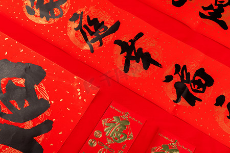 新年边框虎年线条摄影照片_新年春节初一对联红色背景摄影图