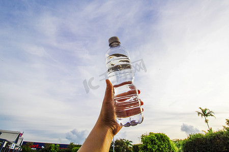 透明图摄影照片_天空水摄影图