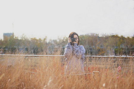 少女粉面摄影照片_秋日拍照女生