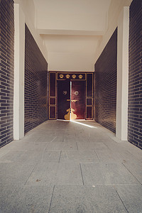 复古大门摄影照片_驿站四合院的大门回廊摄影图