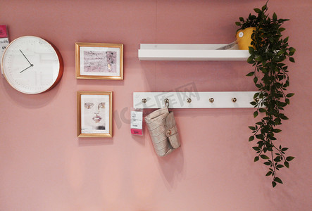 粉色梳妆柜摄影照片_粉色创意墙摄影图