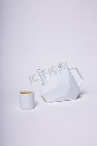 白色茶具摄影照片_白色茶壶茶杯摄影图