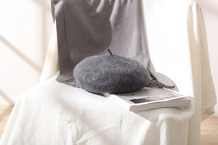 贝雷帽和羊毛羊绒围巾摄影图