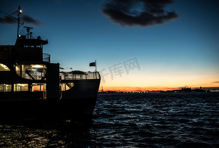 黎明前起航船摄影图