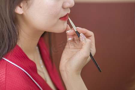 化妆的女生摄影照片_化妆的女孩