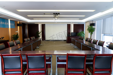 企业投影商务会议室摄影图