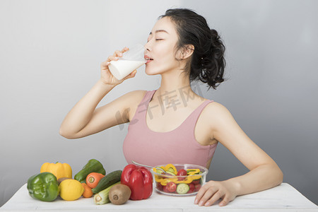 双11护肤品海报摄影照片_吃果蔬沙拉喝牛奶的人