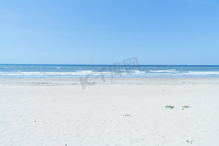 夏日海边风景摄影照片_夏日海边沙滩摄影图