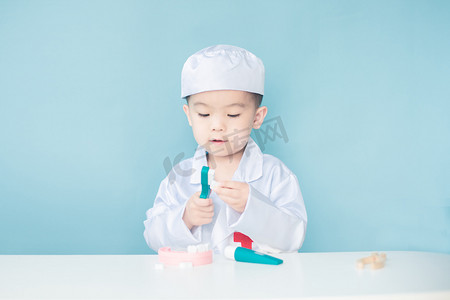 中国小孩摄影照片_给牙齿做清洁的小牙医
