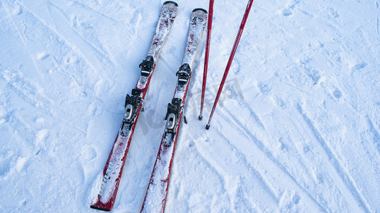 滑雪双旦摄影照片_双板滑雪雪具摄影图
