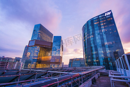腾讯品牌logo摄影照片_深圳腾讯滨海大厦夜景摄影图