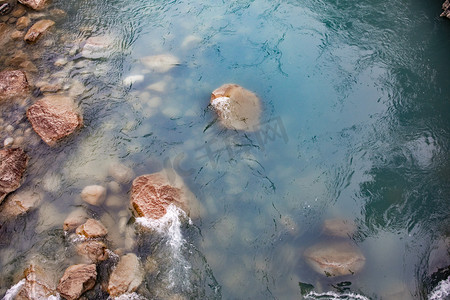衣服泡在水里摄影照片_水里石头摄影图