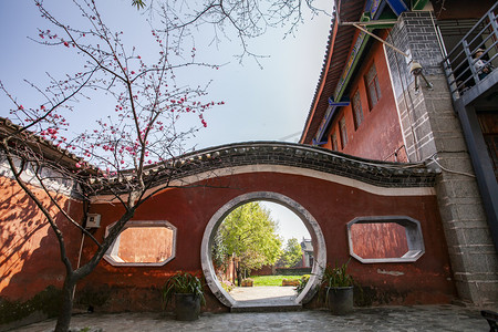 新年红色立体花朵摄影照片_红色中式建筑自然风景摄影图