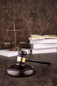 复古木纹桌子上的法律法槌摄影图