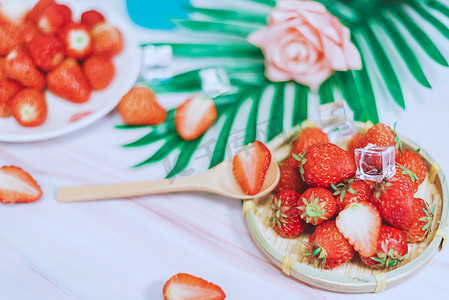 草莓勺子摄影图