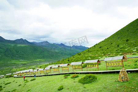 绿山摄影照片_木雅圣地折多山蓝天白云摄影图