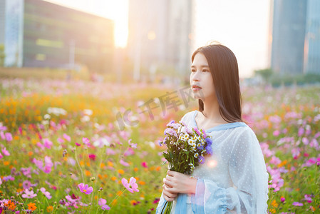 五四青年节摄影照片_手持鲜花的少女