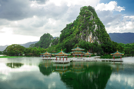 水墨山水主图摄影照片_岩前凉亭摄影图