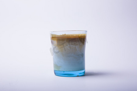 玻璃杯鲜奶咖啡饮品摄影图
