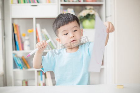 开学季摄影照片_小男孩画画