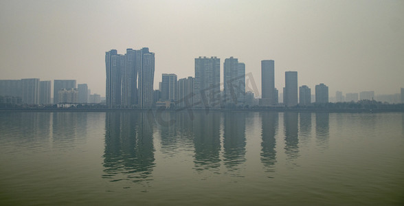 江中的明月倒影摄影照片_城市高楼群倒影江景摄影图